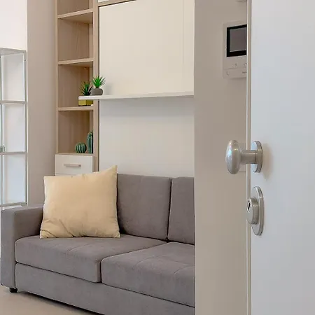 Bright With A/c And Balcony By Host Hero 公寓