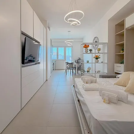 Bright With A/c And Balcony By Host Hero